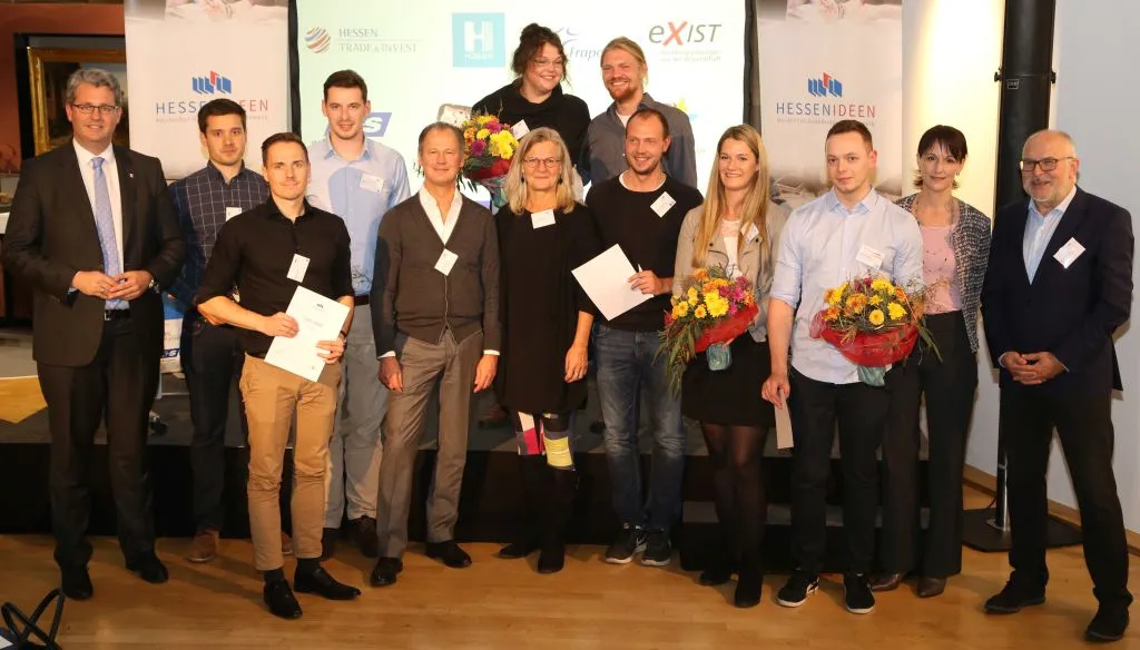 Das Gewinnerteam der JLU (Verena Krakau, vierte von rechts, und Christian Hartmann, fünfter von rechts) bei der Preisverleihung (Foto: Milton Arias).